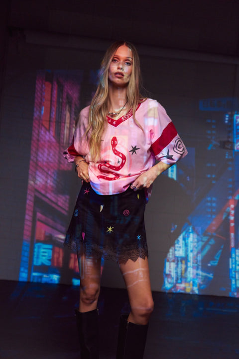 Serpent V-neck Tee - Pink